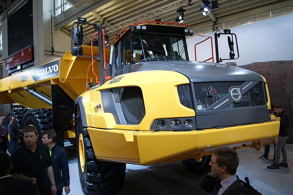 Articulated dump truck 45 t and over — photo of a Volvo A60H