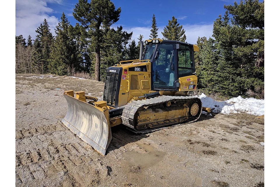 Bulldozer 8 to 10 t — photo of a Caterpillar D5K2