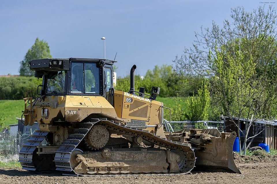 Bulldozer 15 to 20 t — photo of a Caterpillar D5