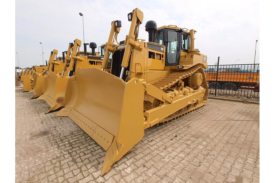 Bulldozer 25 to 40 t — photo of a Caterpillar D8R