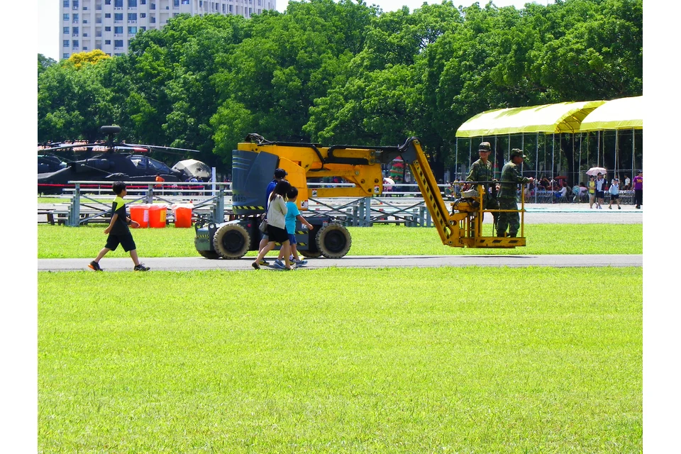 Cherry picker (articulated boom) 12 m electric (33 ft) — photo of a Haulotte HA12 IP