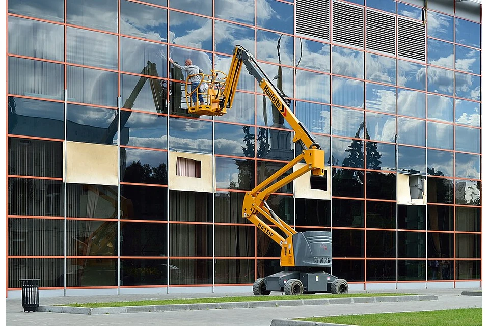 Cherry picker (articulated boom) 15 m electric (43 ft) — photo of a Haulotte HA15 IP