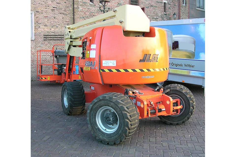 Cherry picker (articulated boom) 16 m diesel (46 ft) — photo of a JLG 450AJ