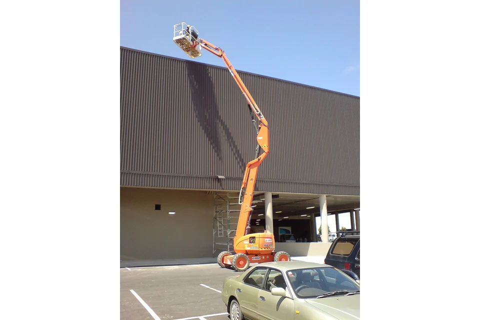 Cherry picker (articulated boom) 20 m diesel (60 ft) — photo of a JLG 600AJ