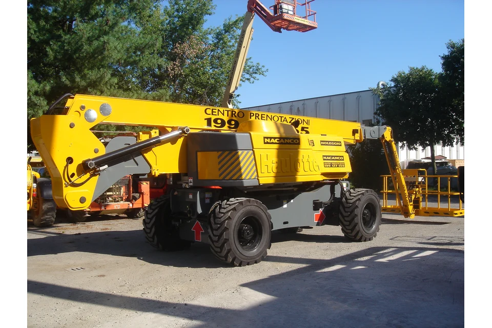 Cherry picker (articulated boom) 32 m diesel (100 ft) — photo of a Haulotte HA32 PX