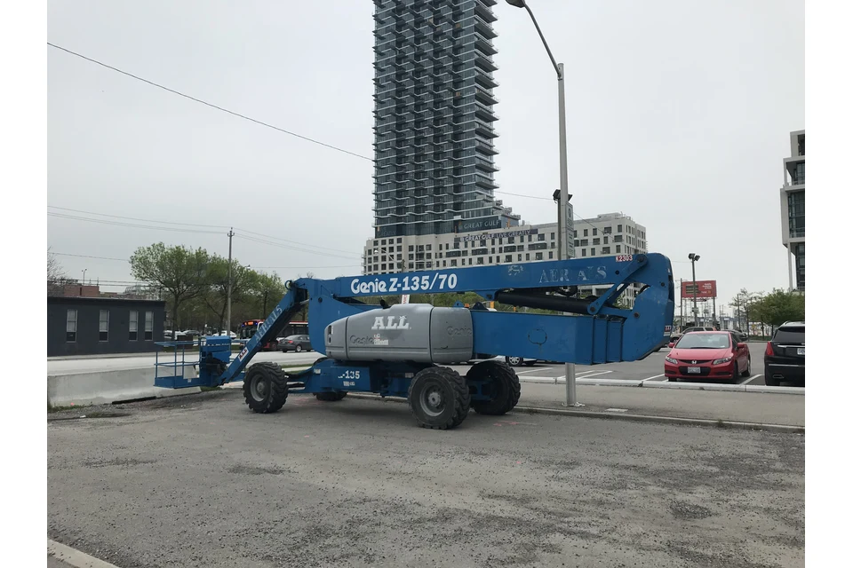 Cherry picker (articulated boom) 43 m diesel (135 ft) — photo of a Genie Z-135/70