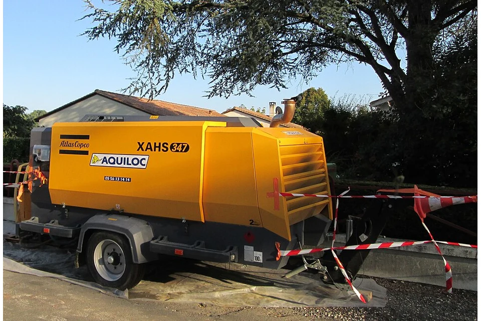 Air compressor 12 m³/min and over (425 cfm+) — photo of a Atlas Copco XAHS 347