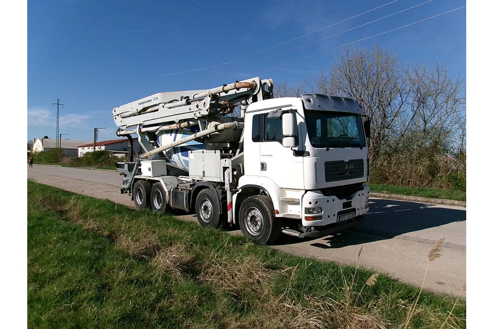 Concrete pump Boom pump 20 to 24 m — photo of a Putzmeister M24 sobre MAN TGA 35.410