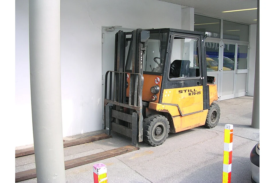 Diesel forklift 2.5 t — photo of a Still R70-25
