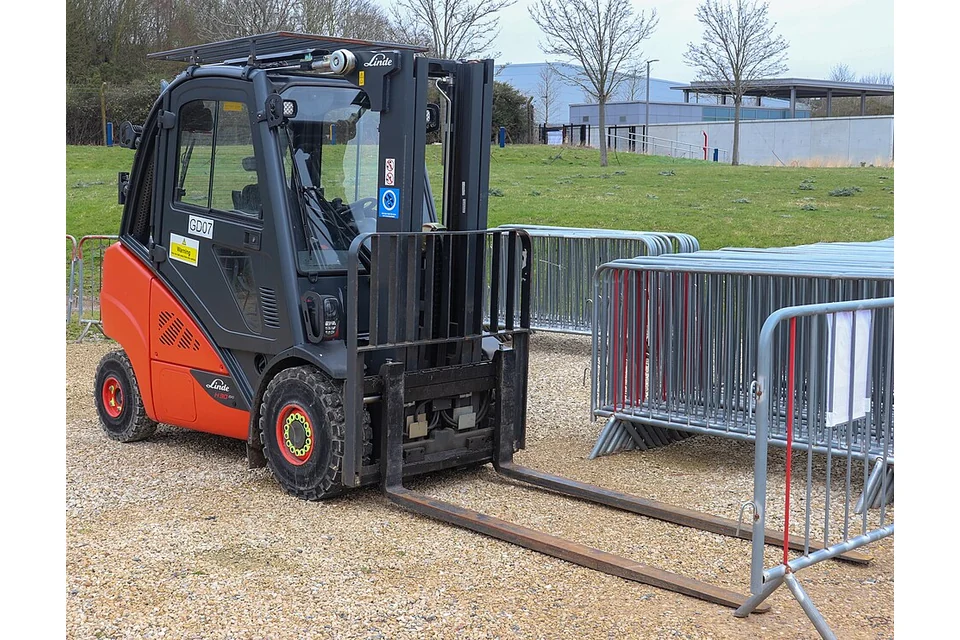 Diesel forklift 3 t — photo of a Linde H30D EVO