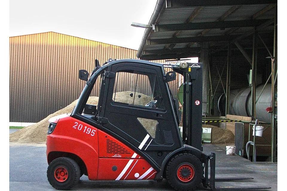 Diesel forklift 3.5 t — photo of a Linde H35D