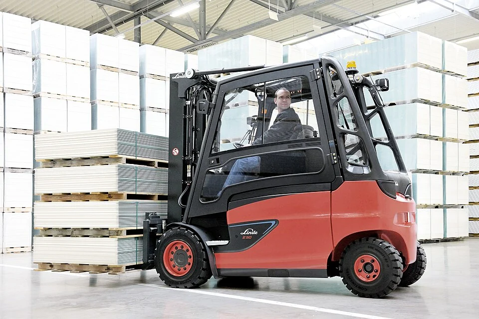 Electric forklift 2.5 t — photo of a Linde E25