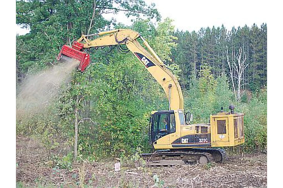 Flail mower & mulcher Excavator-mounted — photo of a Fecon Bull Hog em escavadora Cat