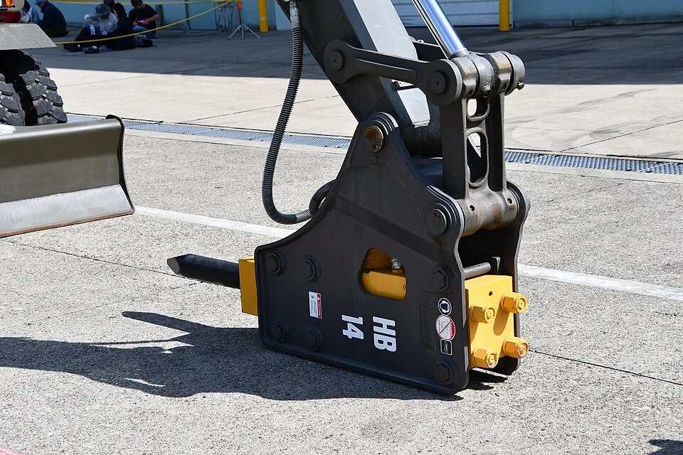 Hydraulic breaker attachment For 12 to 20 t machines — photo of a Volvo HB14 em EW140E
