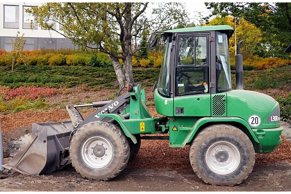 Loading shovel 1 m³ bucket — photo of a Volvo L30B