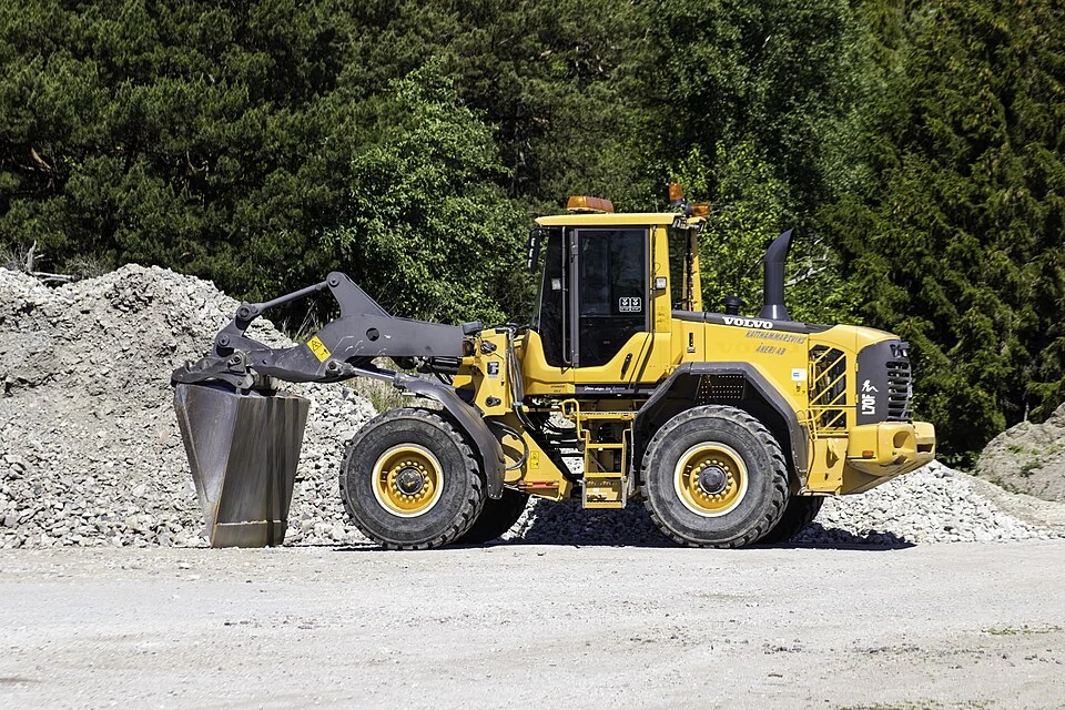 Loading shovel 2 m³ bucket — photo of a Volvo L70F
