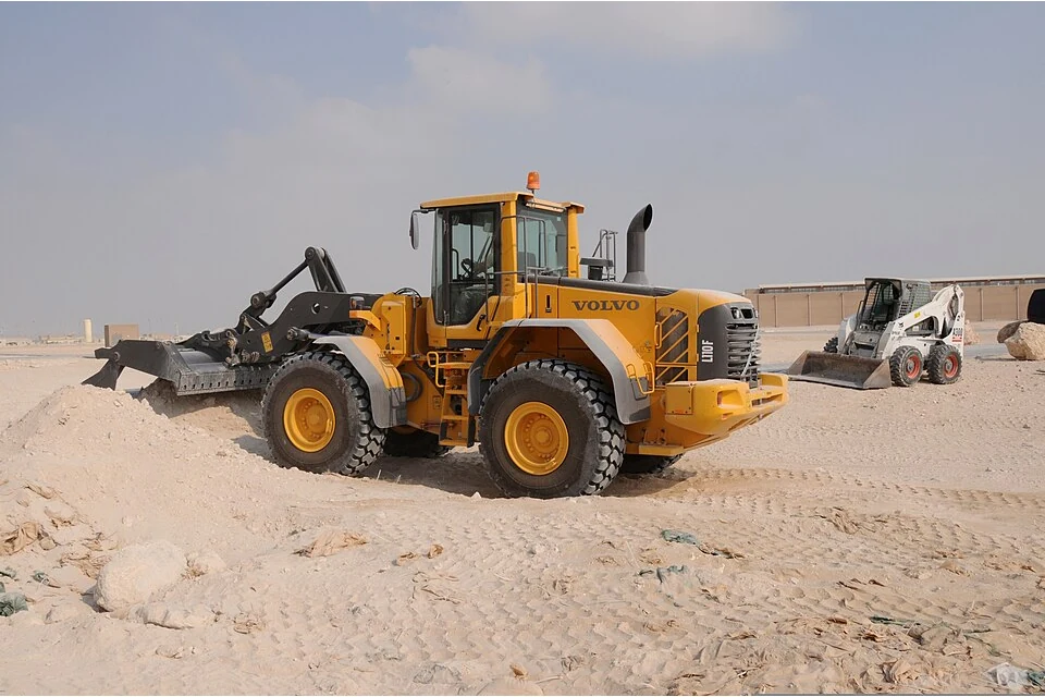 Loading shovel 3 m³ bucket — photo of a Volvo L110F