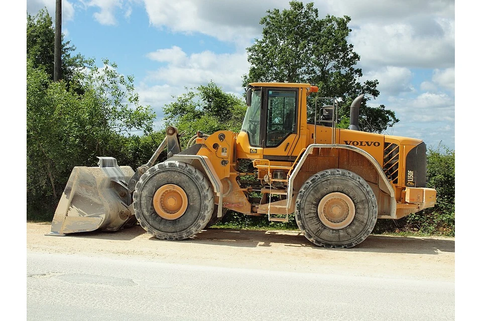 Loading shovel 4 m³ bucket — photo of a Volvo L150F