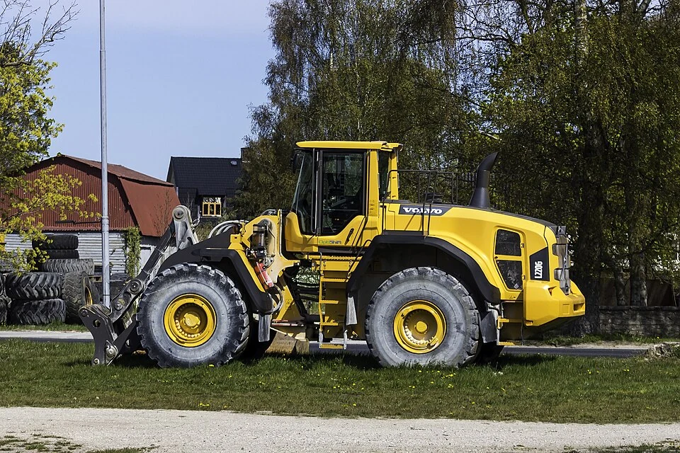 Loading shovel 5 m³ bucket and over — photo of a Volvo L220G