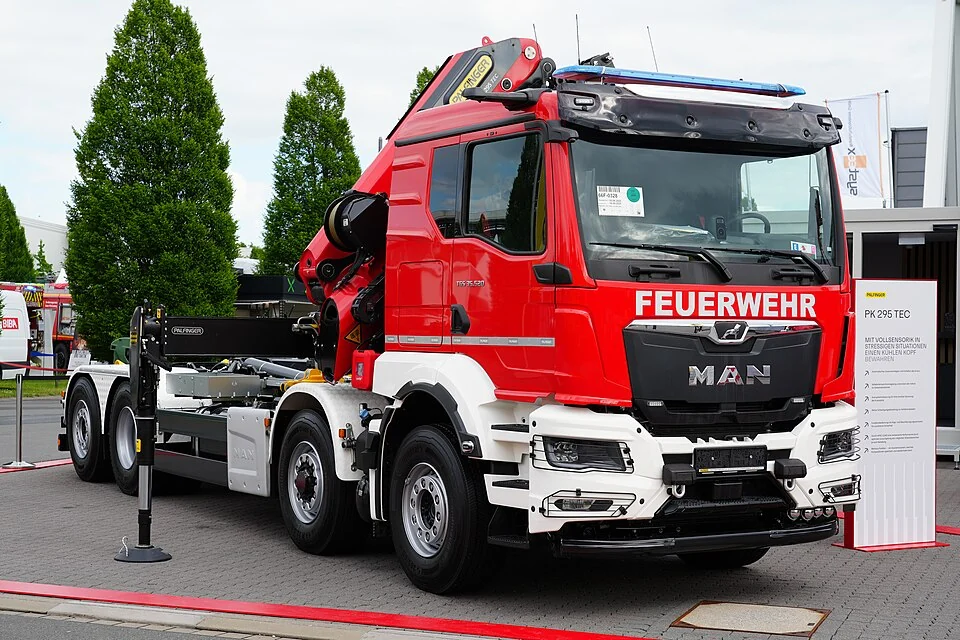 Lorry loader crane 30 tm — photo of a Palfinger PK295 TEC