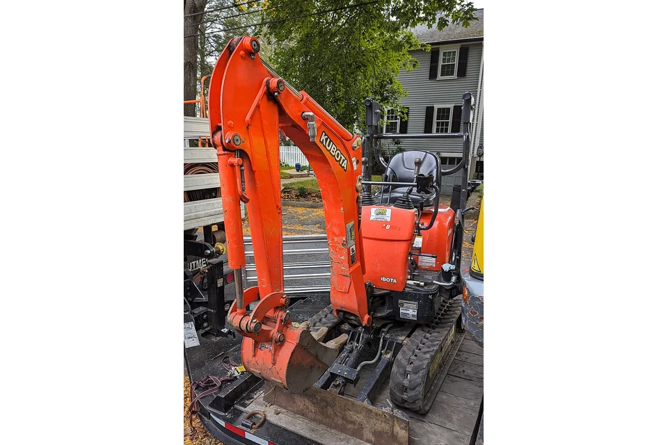Micro digger 1 t — photo of a Kubota K008-3