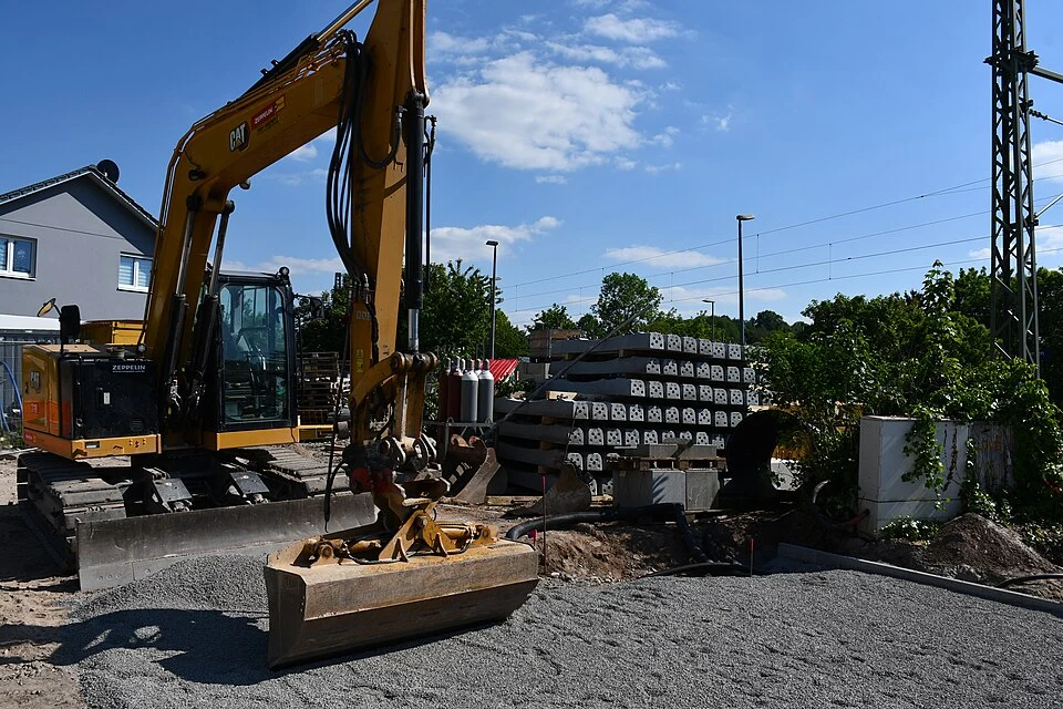 Midi digger 10 t — photo of a Caterpillar 310