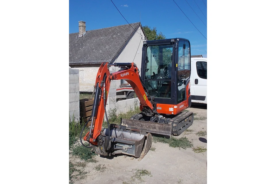 Mini digger 1.5 t — photo of a Kubota KX016-4