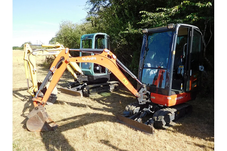 Mini digger 1.8 t — photo of a Kubota KX018-4