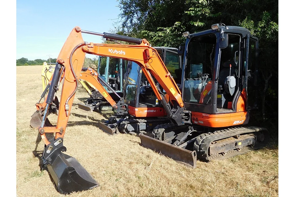 Mini digger 2.5 t — photo of a Kubota U25-3α