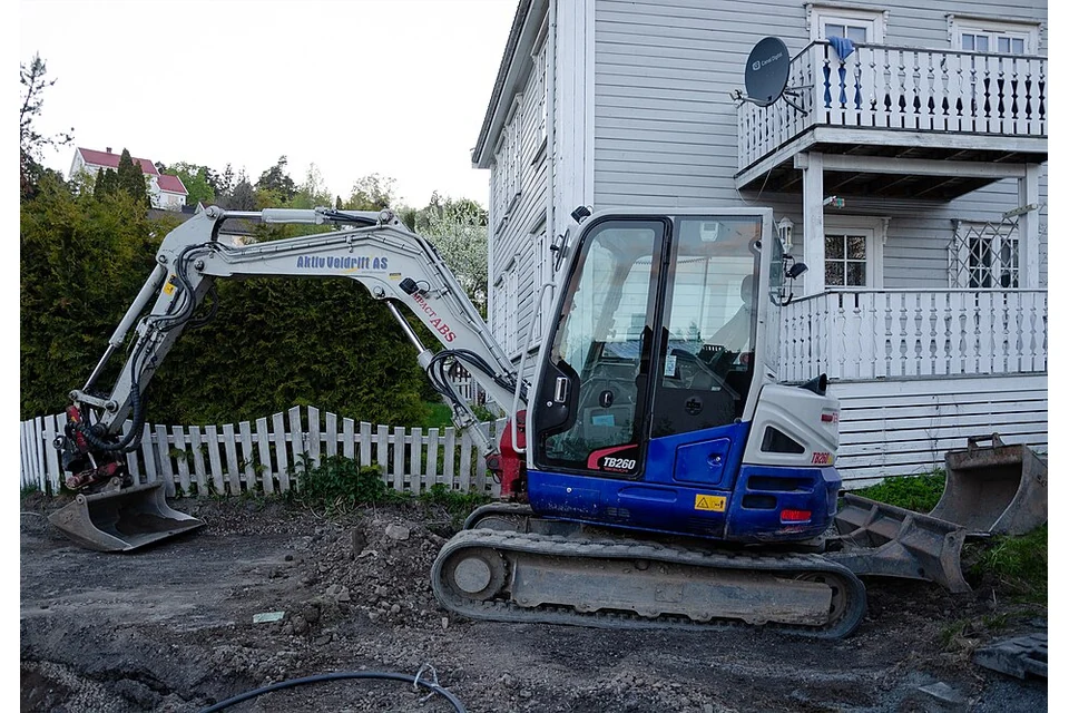 Mini digger 6 t — photo of a Takeuchi TB260
