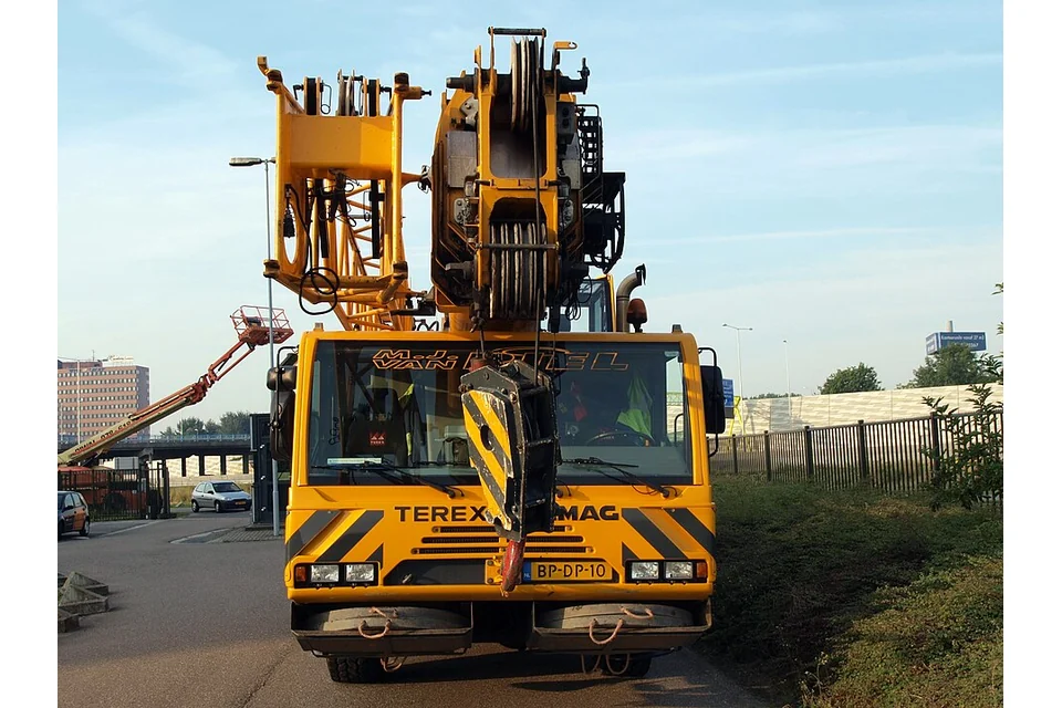 Mobile crane 50 t — photo of a Terex Demag AC50-1