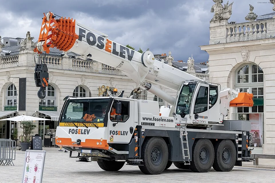 Mobile crane 60 t — photo of a Liebherr LTM1060-3.1
