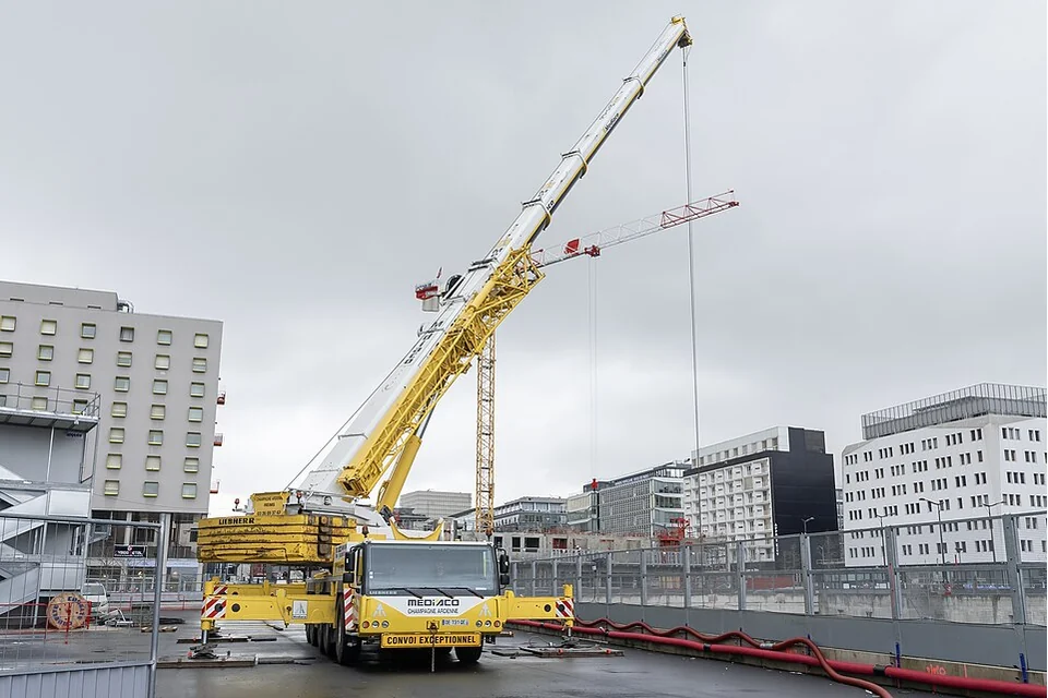Mobile crane 200 t — photo of a Liebherr LTM1200-5.1