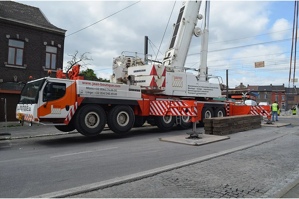 Mobile crane 300 t and over — photo of a Liebherr LTM1350-6.1