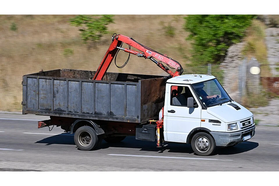 Pickup & dropside With crane — photo of a Iveco Daily 35-8 with Fassi crane
