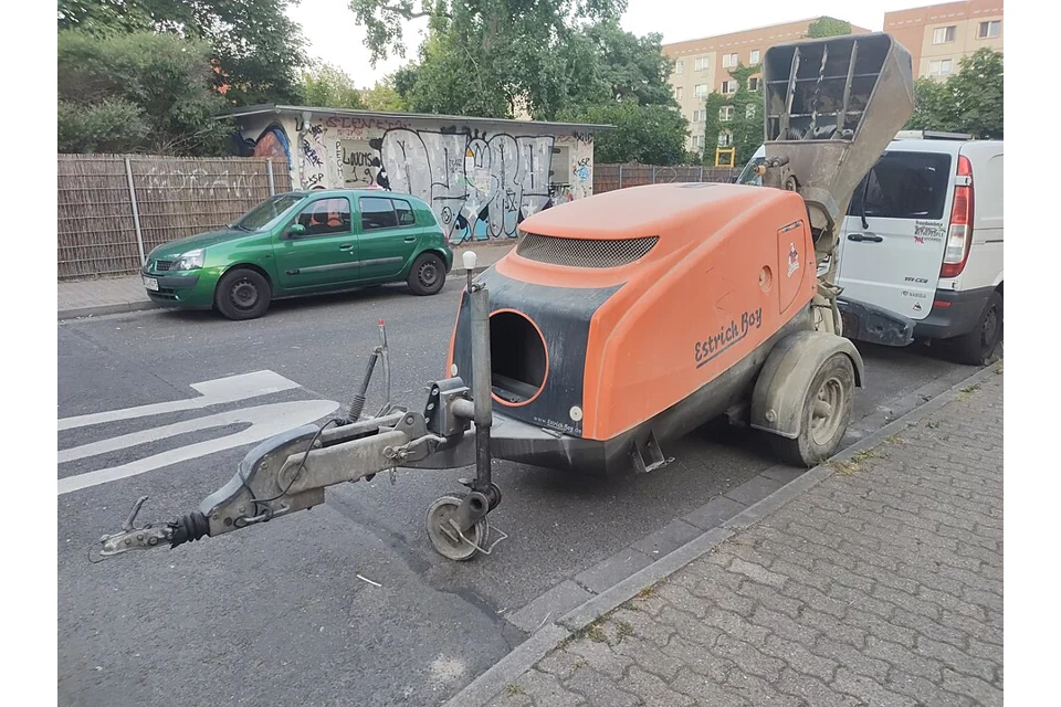 Plaster sprayer & screed pump Screed pump — photo of a Putzmeister Brinkmann EstrichBoy, model not identified