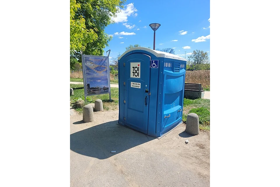 Portable toilet Accessible — photo of a Cabine adaptada TOI TOI