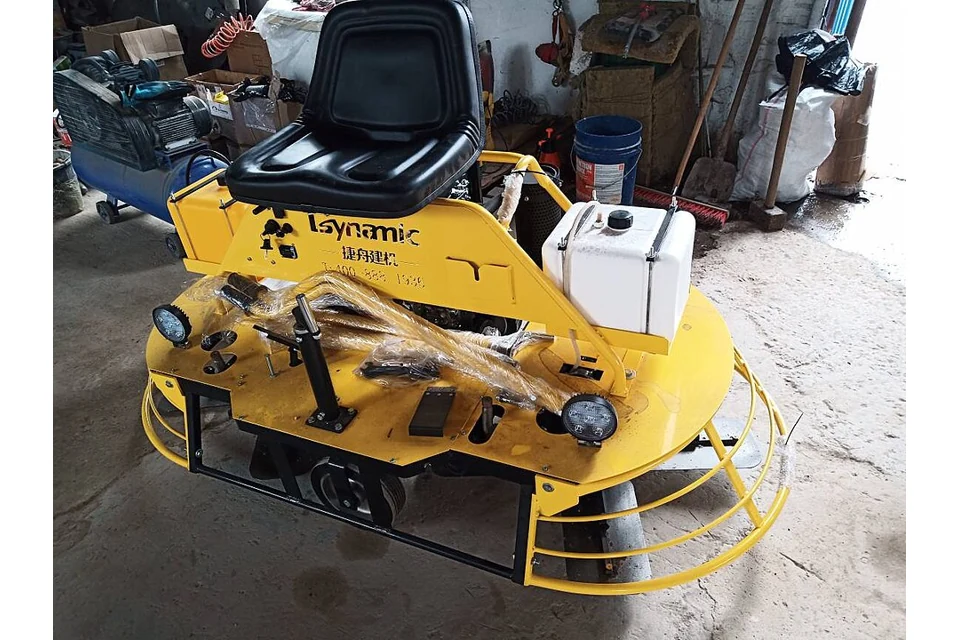 Power float (power trowel) Ride-on double — photo of a Dynamic, model not identified