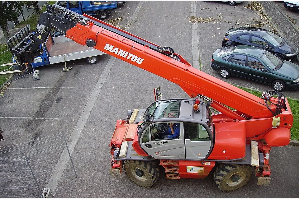 Rotating telehandler 25 m — photo of a Manitou MRT2540