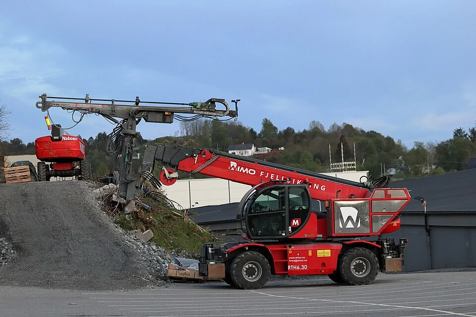 Rotating telehandler 30 to 35 m — photo of a Magni RTH6.30