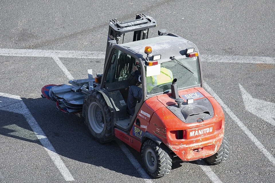 Rough terrain forklift 2.5 t — photo of a Manitou MH25-4