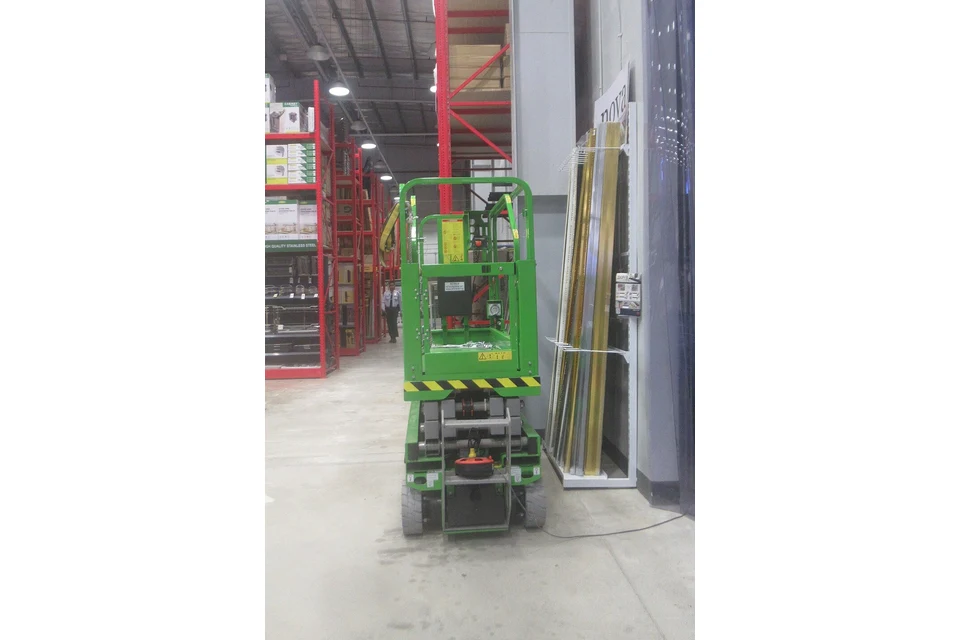 Electric scissor lift 6 m (13 ft) — photo of a Fronteq FS0407W