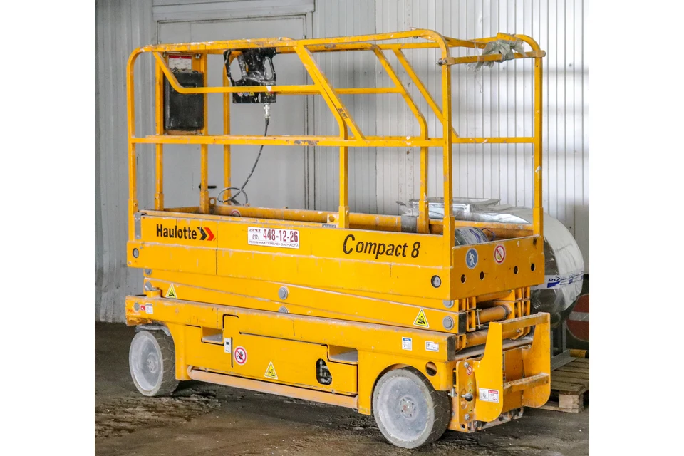 Electric scissor lift 8 m (19 ft) — photo of a Haulotte Compact 8