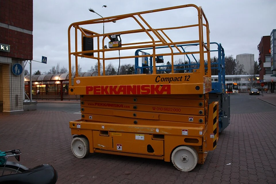 Electric scissor lift 12 m (32 ft) — photo of a Haulotte Compact 12