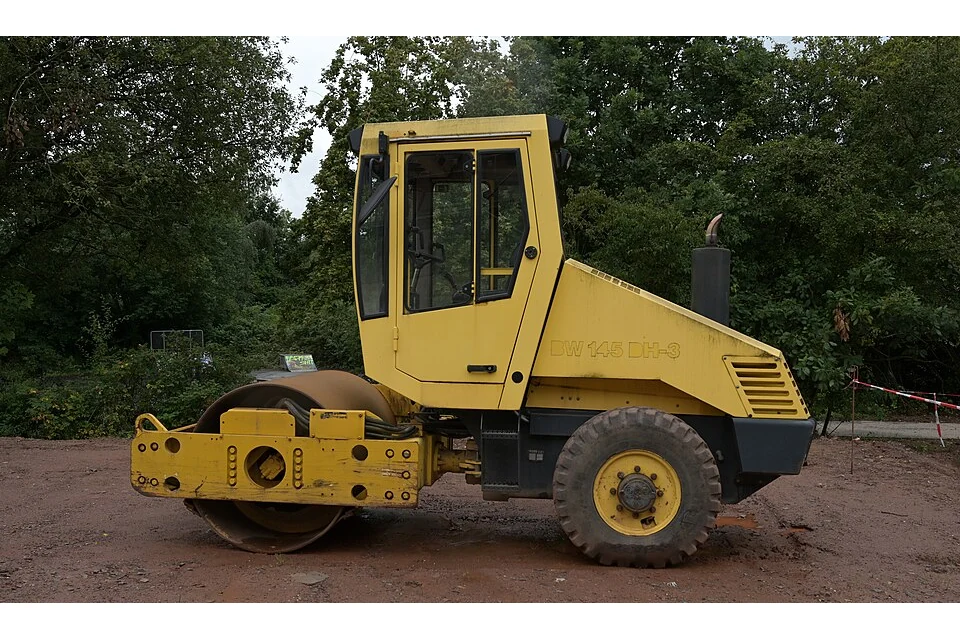 Single drum roller 5 t — photo of a BOMAG BW145DH-3