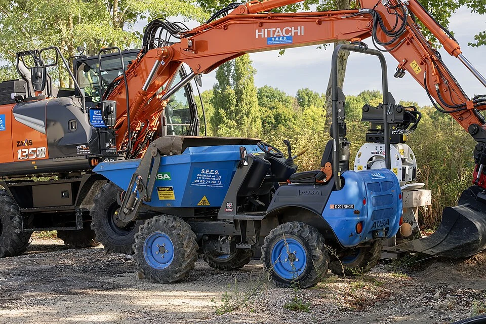 Site dumper 2 t — photo of a AUSA D201RHGS