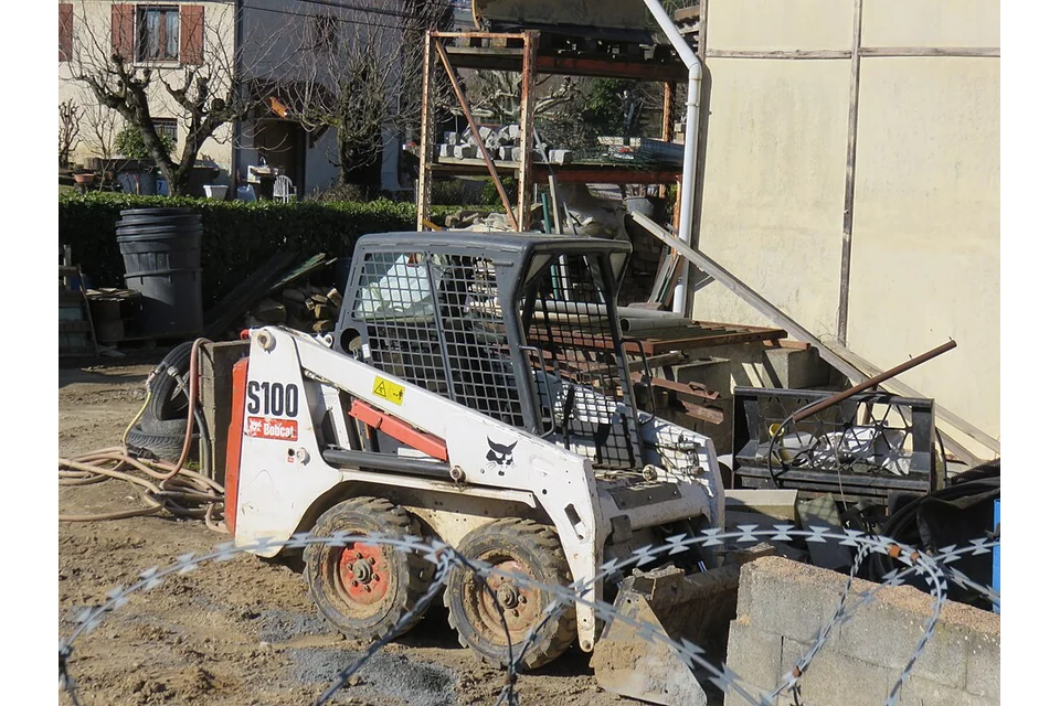 Skid steer loader 500 kg — photo of a Bobcat S100