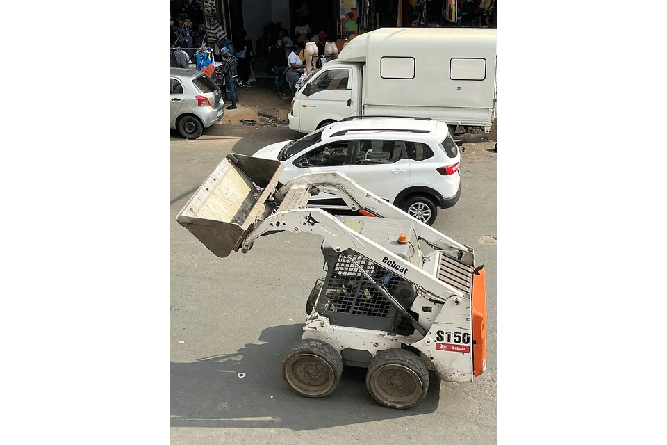 Skid steer loader 700 kg — photo of a Bobcat S150