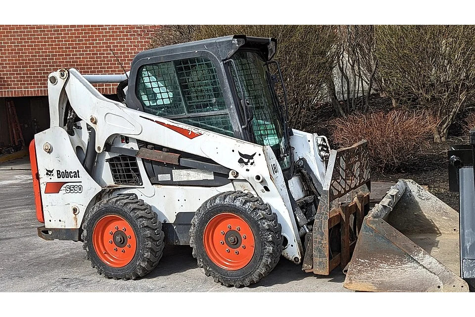 Skid steer loader 900 kg — photo of a Bobcat S590