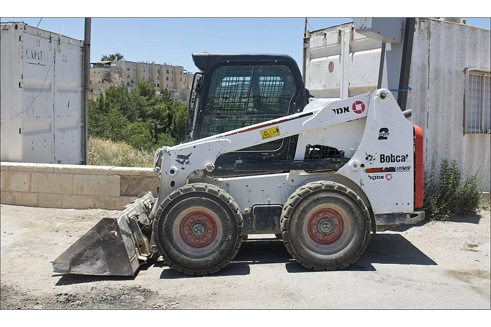 Skid steer loader 1,100 kg — photo of a Bobcat S630